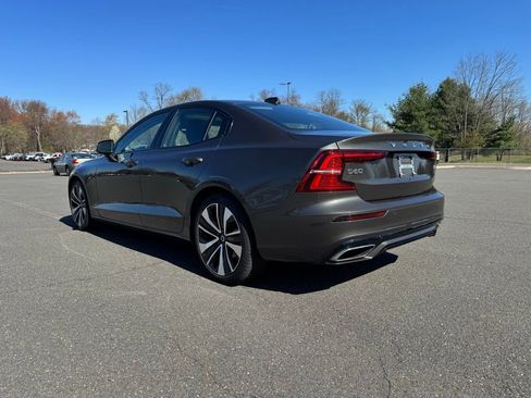 Used 2022 Volvo S60 B5 Momentum w/ Climate Package image 3