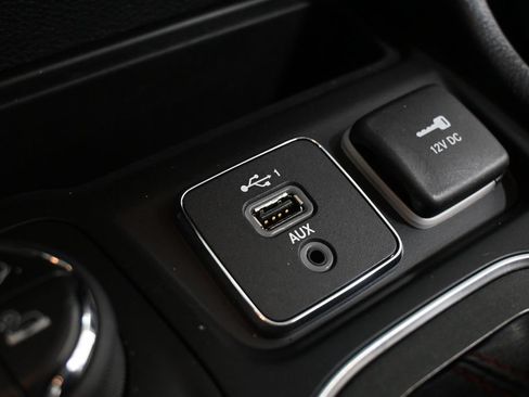 Used 2019 Jeep Cherokee Trailhawk w/ Comfort/Convenience Group AWD/4WD image 32