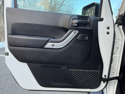 Used 2018 Jeep Wrangler Sahara w/ Connectivity Group image 13