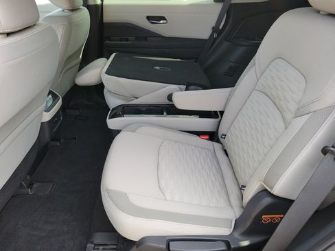 Used 2022 Nissan Pathfinder SV w/ SV Premium Package image 6