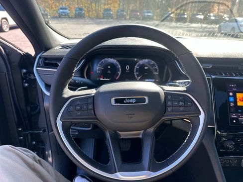 New 2025 Jeep Grand Cherokee Laredo w/ Luxury Tech Group I image 17