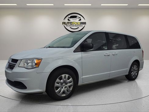 Used 2018 Dodge Grand Caravan SE w/ UConnect Hands-Free Group image 3