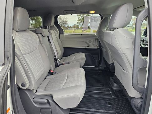 Used 2021 Toyota Sienna LE image 12