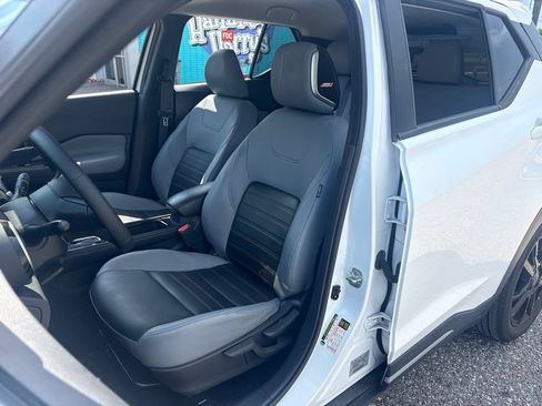 Used 2023 Nissan Kicks SR w/ SR Premium Package FWD image 9
