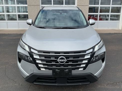 Used 2025 Nissan Rogue SV AWD/4WD image 2