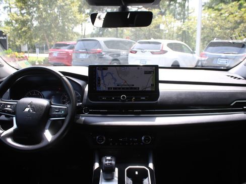 Used 2025 Mitsubishi Outlander SE AWD/4WD image 24