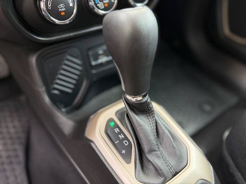 Used 2017 Jeep Renegade Latitude w/ Cold Weather Group FWD image 23