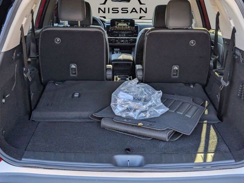 Used 2025 Nissan Pathfinder SL w/ SL Premium Package FWD image 9