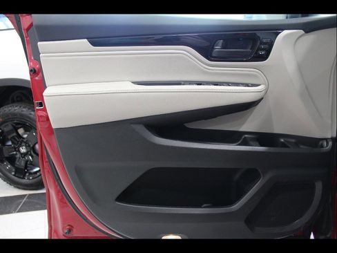 Certified 2025 Honda Odyssey Touring image 11