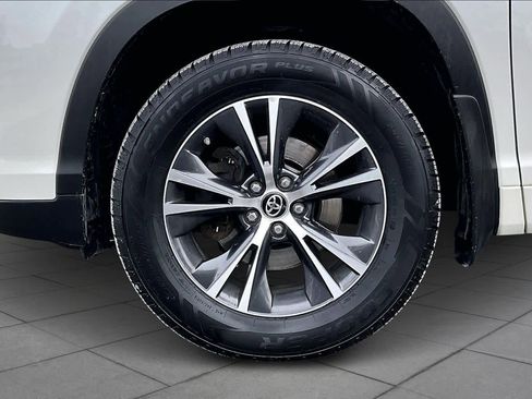 Used 2018 Toyota Highlander LE w/ Carpet Mat Package (TMS) image 19