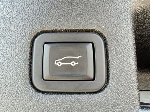 Used 2018 Chevrolet Equinox Premier image 29