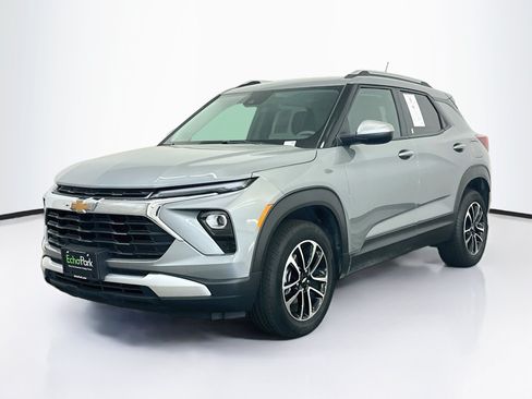 Used 2025 Chevrolet TrailBlazer LT w/ Driver Confidence Package AWD/4WD image 3