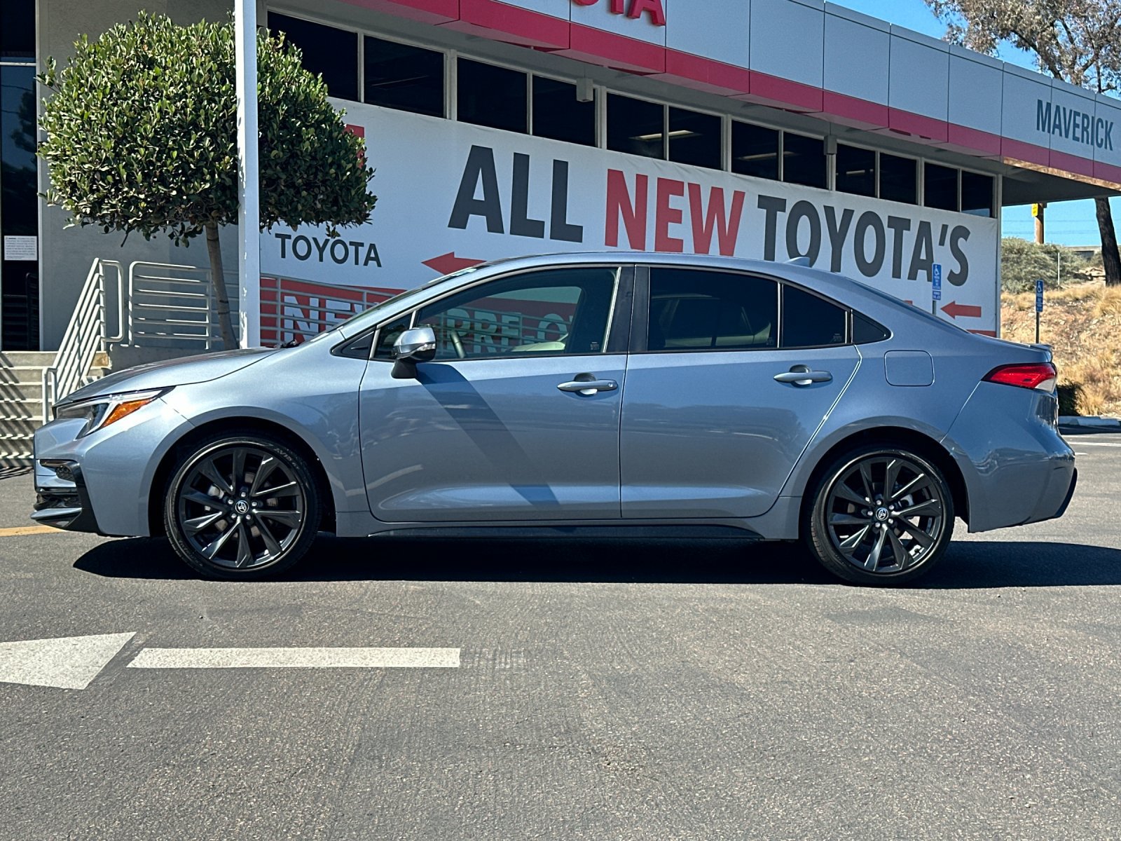 Used 2026 Toyota Corolla SE w/ SE Premium Package FWD image 2
