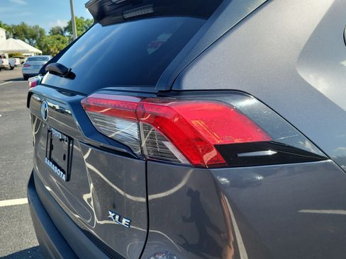 Used 2021 Toyota RAV4 XLE w/ Convenience Package FWD image 11