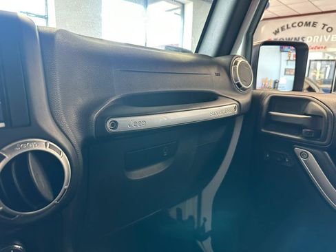 Used 2015 Jeep Wrangler Unlimited Rubicon image 46