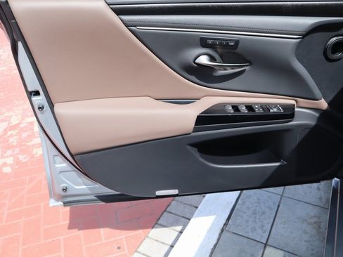 Used 2025 Lexus ES 350 w/ Premium Package image 21