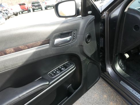 Used 2019 Chrysler 300 Limited image 16