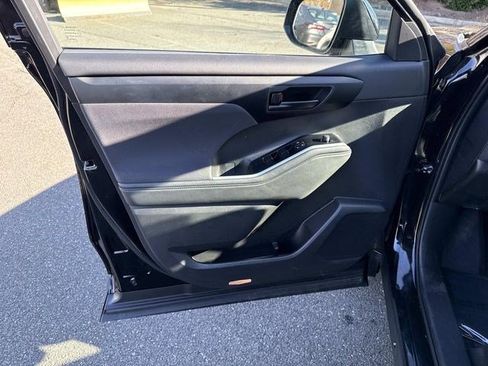 Used 2025 Toyota Highlander XLE image 13