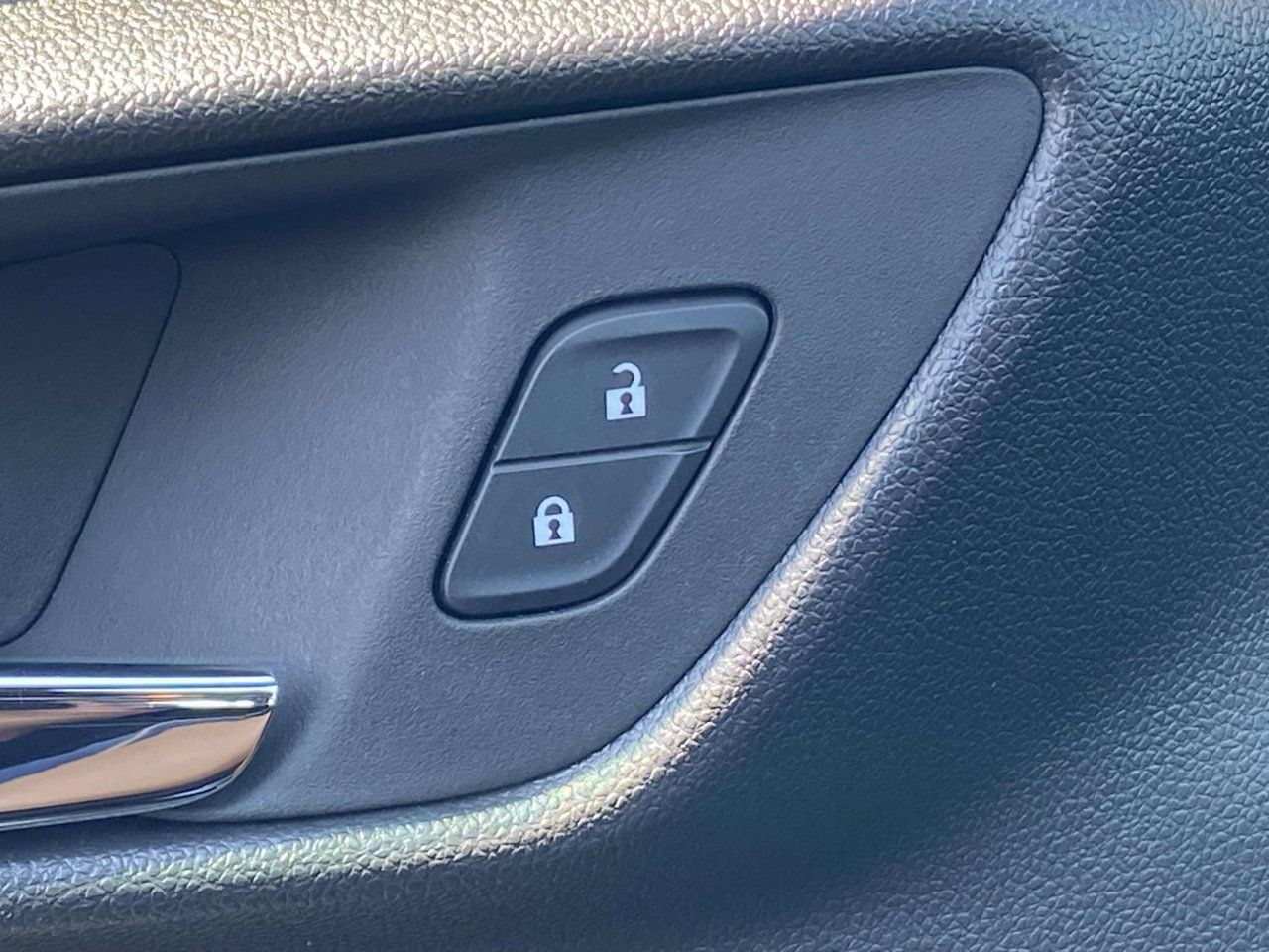 Used 2025 Chevrolet Trax RS FWD image 28