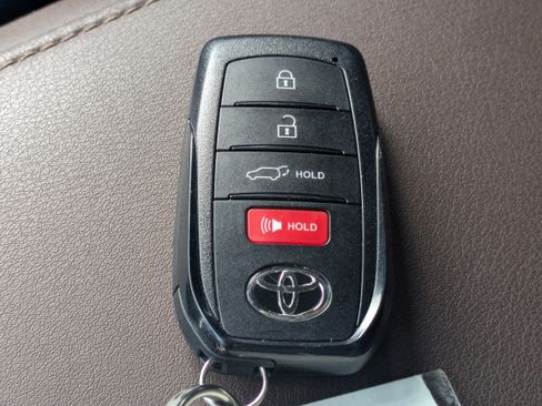 Used 2023 Toyota Venza Limited image 28