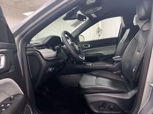 Used 2023 Jeep Compass Latitude AWD/4WD image 18