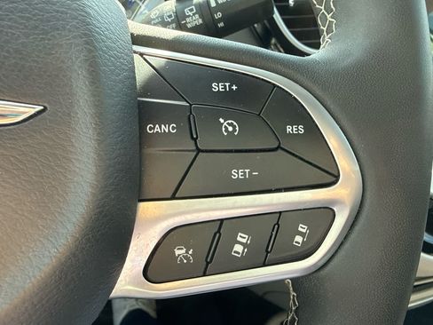 Used 2023 Chrysler Pacifica Touring-L FWD image 24