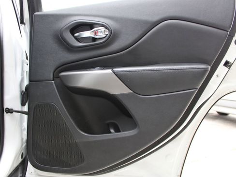 Used 2019 Jeep Cherokee Latitude w/ Popular Appearance Group image 10