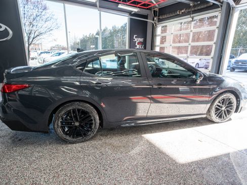 Used 2025 Toyota Camry SE image 4