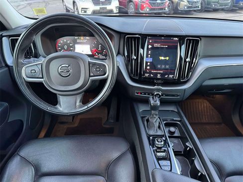 Used 2020 Volvo XC60 T5 Momentum w/ Protection Package Premier image 17