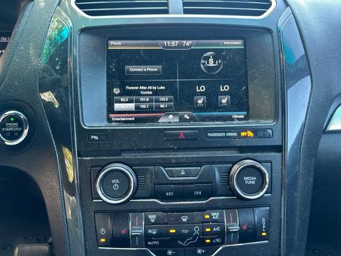 Used 2016 Ford Explorer XLT w/ Equipment Group 202A FWD image 17