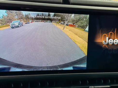 Used 2024 Jeep Wrangler Sahara image 27