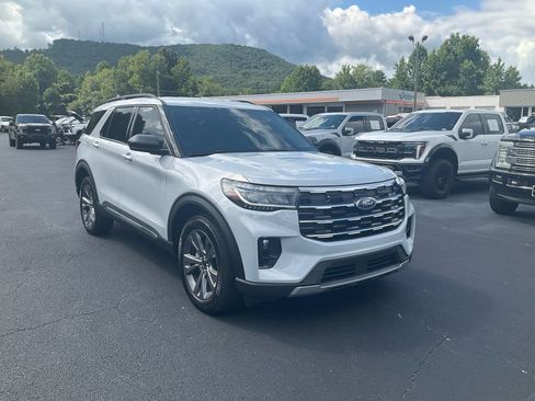 Certified 2025 Ford Explorer Active w/ Active Comfort Package AWD/4WD image 3