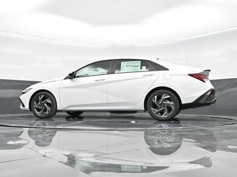 Used 2025 Hyundai Elantra Sport image 30