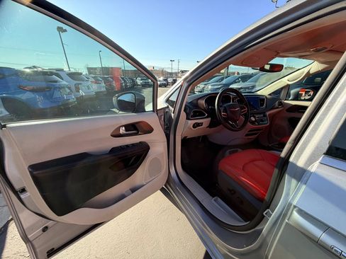 Used 2019 Chrysler Pacifica Touring Plus w/ Tire & Wheel Group image 10