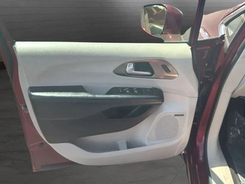 Used 2017 Chrysler Pacifica Limited FWD image 20