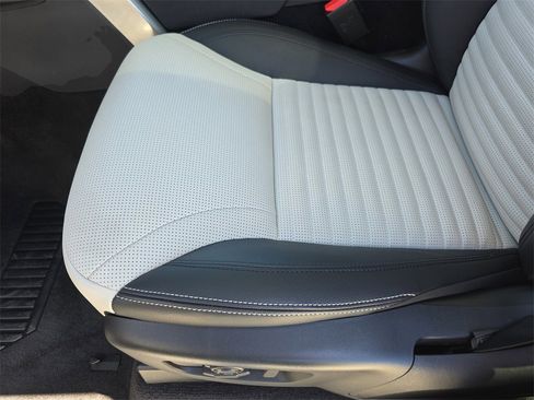 Certified 2025 Land Rover Discovery S image 31