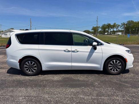 Used 2023 Chrysler Pacifica Touring-L FWD image 9