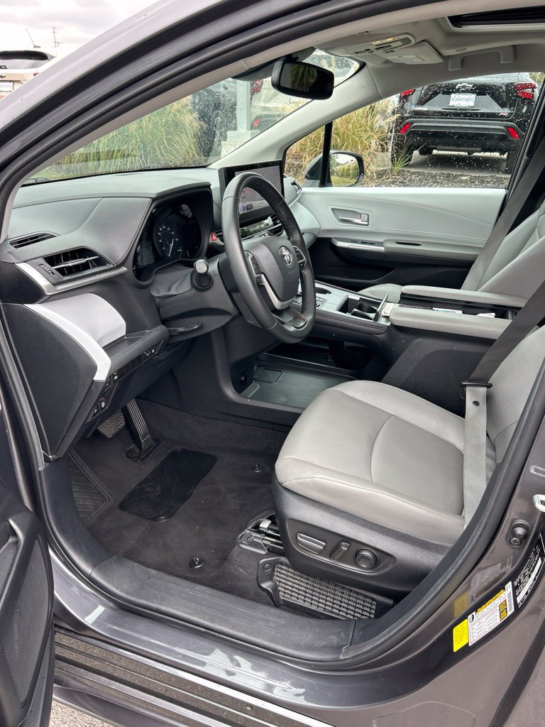 Used 2025 Toyota Sienna XLE FWD image 6