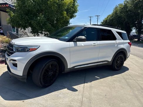 Used 2020 Ford Explorer XLT w/ Equipment Group 202A RWD image 2