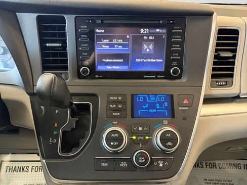 Used 2019 Toyota Sienna LE FWD image 57