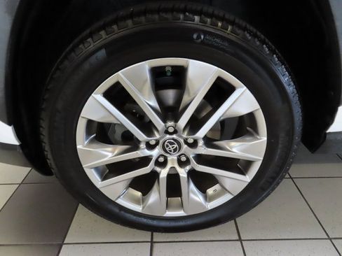 Used 2019 Toyota RAV4 XLE Premium image 17