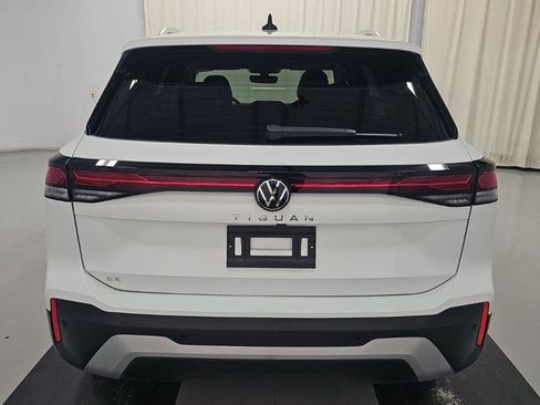 Used 2025 Volkswagen Tiguan SE FWD image 3