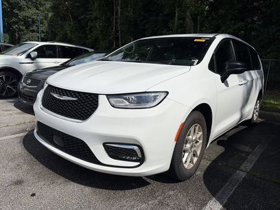 Used 2025 Chrysler Pacifica Select