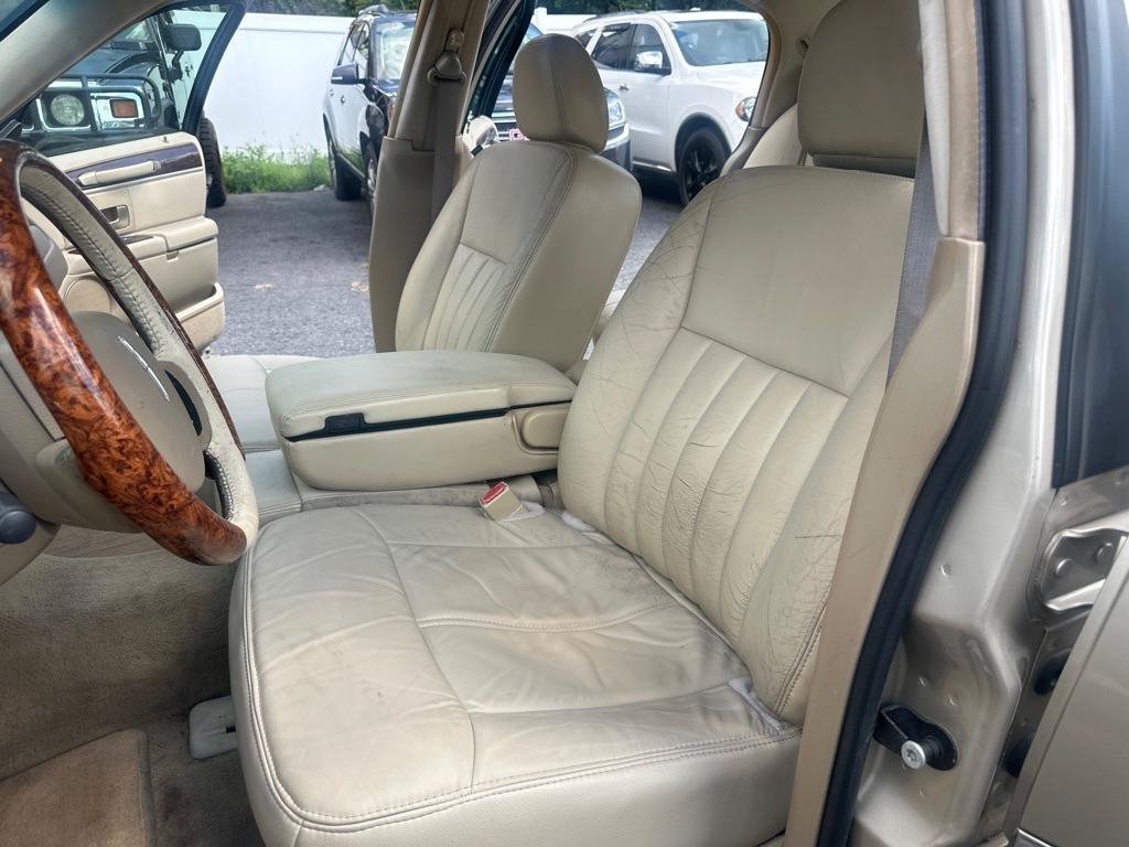 Used 2006 Lincoln Town Car Signature RWD image 26
