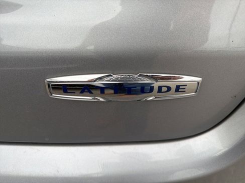 Used 2024 Jeep Compass Latitude image 7