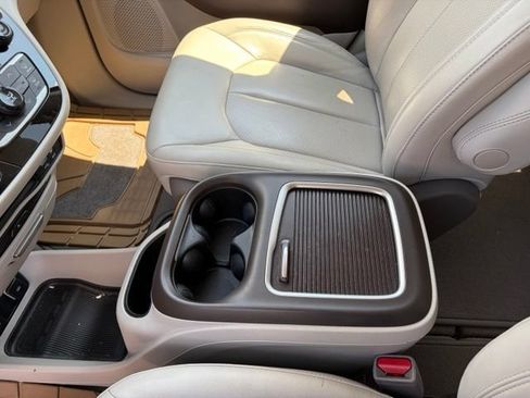 Used 2020 Chrysler Pacifica Touring-L Plus w/ Advanced Safetytec Group FWD image 28