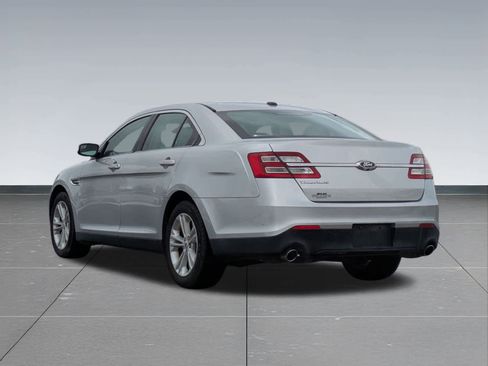 Used 2017 Ford Taurus SE image 4