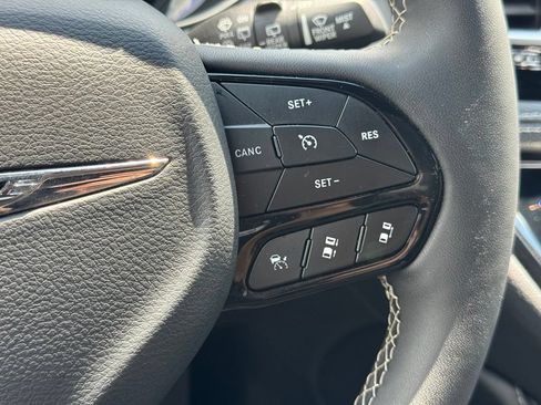 Used 2025 Chrysler Pacifica Limited FWD image 23