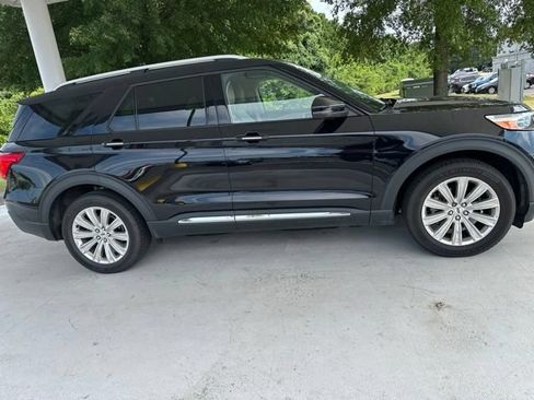 Used 2021 Ford Explorer Limited w/ Equipment Group 301A AWD/4WD image 2