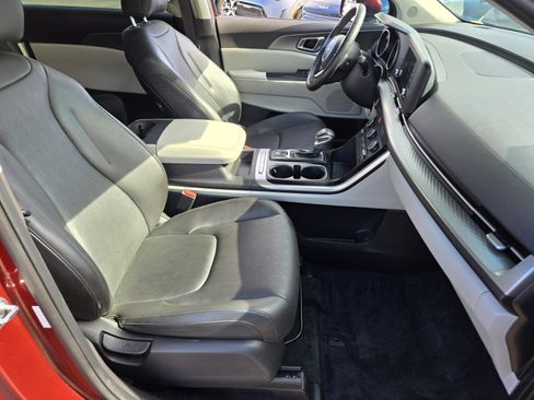 Certified 2024 Kia Carnival LX image 17